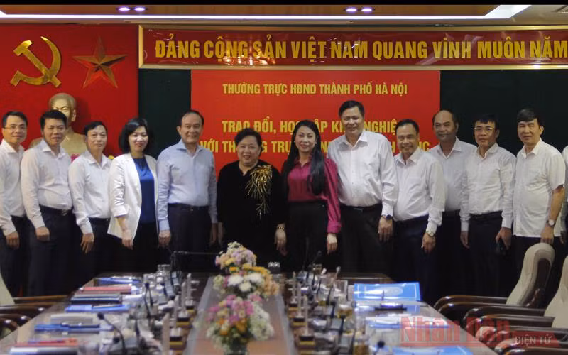 Thường trực HĐND TP Hà Nội và Thường trực HĐND tỉnh Vĩnh Phúc chụp ảnh lưu niệm.