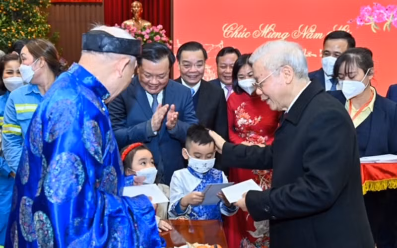 Tổng Bí thư Nguyễn Phú Trọng mừng tuổi các cháu thiếu nhi Thủ đô nhân dịp Xuân Nhâm Dần. (Ảnh: Duy Linh)