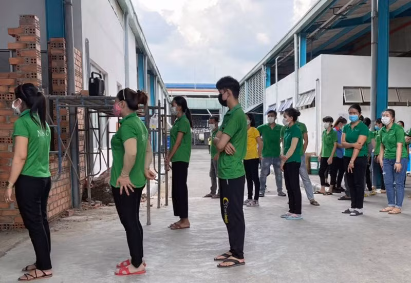 Công nhân Công ty TNHH Chang Shin xếp hàng chờ lấy mẫu xét nghiệm tầm soát sau khi phát hiện ca bệnh trong doanh nghiệp.