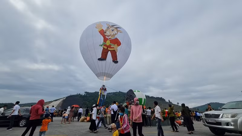 Hàng nghìn người dân địa phương và du khách háo hức khi lần đầu chứng kiện sự kiện lớn chào mừng SEA Games 31.