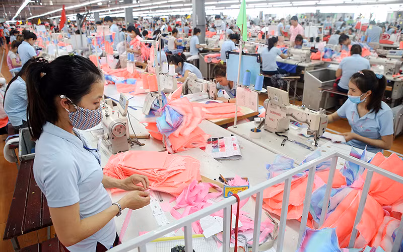 Sản xuất tại Công ty cổ phần may Sông Hồng (Nam Định). Ảnh: TRẦN GIANG
