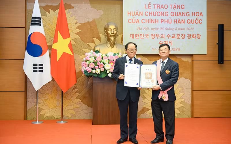 Đại sứ Hàn Quốc tại Việt Nam Park Noh-wan trao Huân chương Quang hoa cho đồng chí Trần Văn Túy.