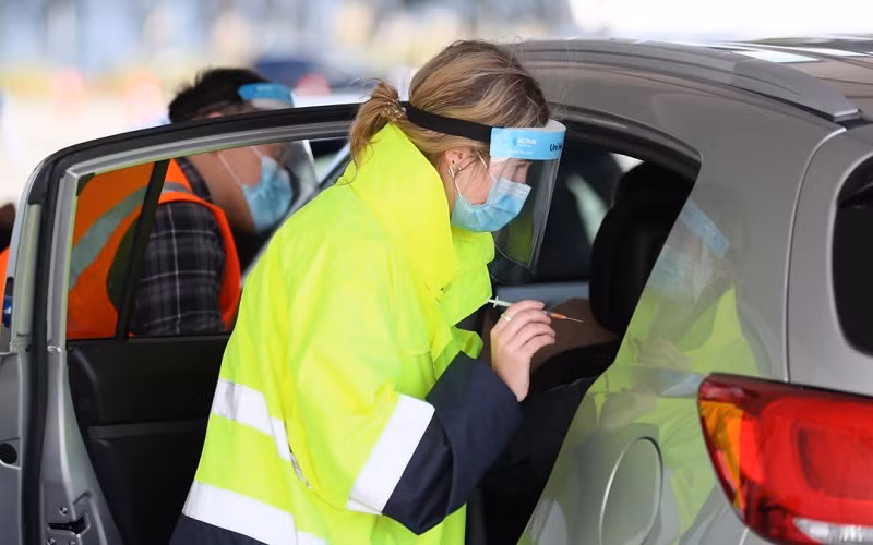 Nhân viên y tế tiêm ngừa Covid-19 cho các lái xe tại Auckland, New Zealand, ngày 16/10/2021. (Ảnh: Reuters)