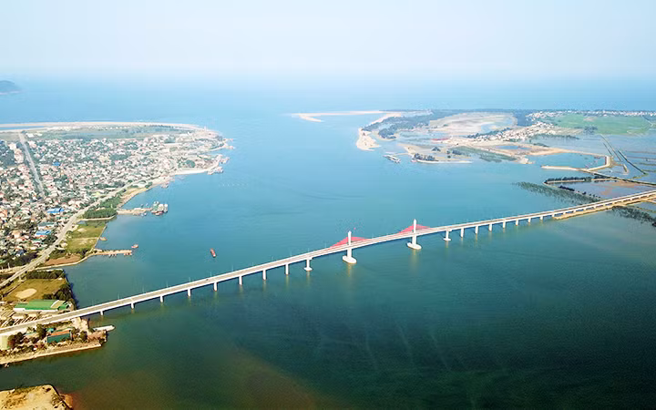 Cầu Cửa Hội nối hai bờ sông Lam và quốc lộ ven biển hai tỉnh Nghệ An - Hà Tĩnh.