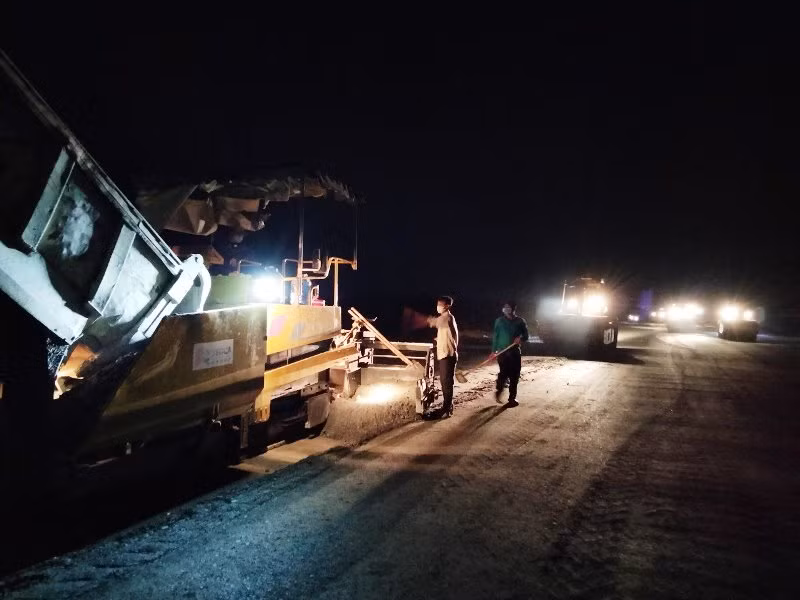 Công nhân thi công Dự án cao tốc Trung Lương - Mỹ Thuận tăng ca vào ban đêm để kịp tiến độ.