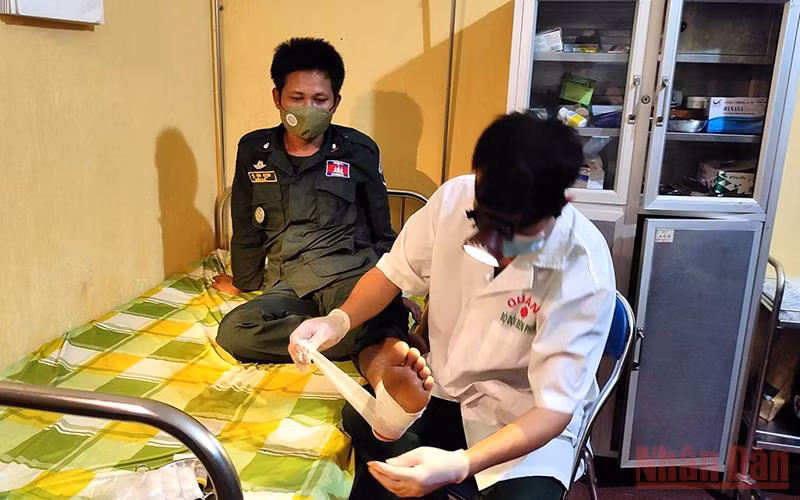 Quân y Đồn Biên phòng Serepok tiến hành sơ cứu ban đầu, khâu và băng bó vết thương cho Thiếu úy Phâng Kchun.