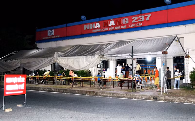 Nới lỏng quy định kiểm soát dịch tại điểm cuối cao tốc Nội Bài - Lào Cai vào thành phố Lào Cai.