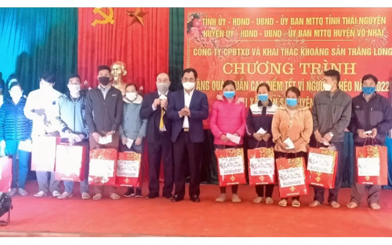 Chủ tịch UBND tỉnh Thái Nguyên Trịnh Việt Hùng và lãnh đạo Công ty cổ phần Đầu tư xây dựng và khai thác khoáng sản Thăng Long tặng quà hộ nghèo trên địa bàn xã Thần Sa.