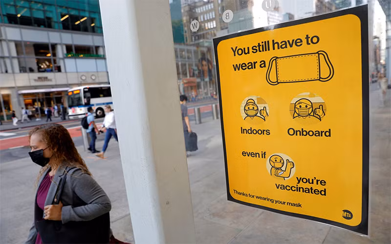 Poster khuyến cáo người dân đeo khẩu trang được dán tại New York, Mỹ. (Ảnh: Reuters)
