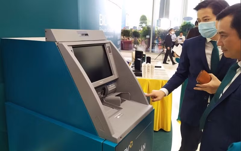 Khách hàng trải nghiệm rút tiền tại ATM bằng thẻ Căn cước công dân gắn chíp điện tử.