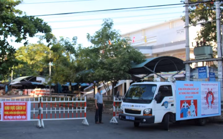 Lực lượng chức năng thực hiện phong tỏa khu vực nhà ở BN841.