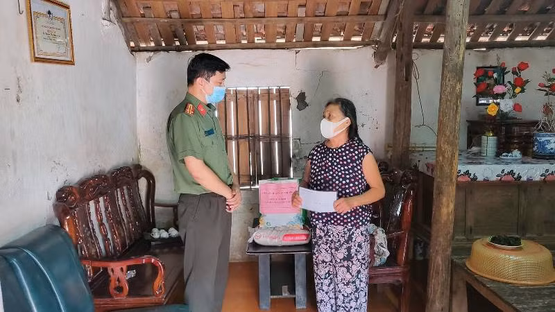 Công an huyện Đan Phượng mua nhu yếu phẩm tặng người già neo đơn, khó khăn đi lại.