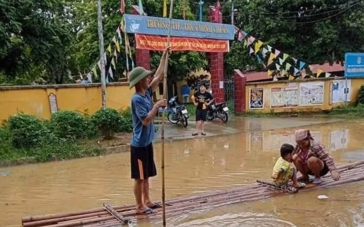Nước lũ dâng cao khiến trung tâm xã Minh Chuẩn huyện Lục Yên ngập sâu.