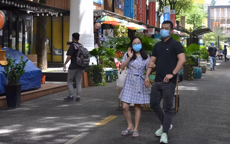 Hay tin Đường sách mở cửa, nhiều du khách đã đến tham quan, mua sách trong sáng nay.