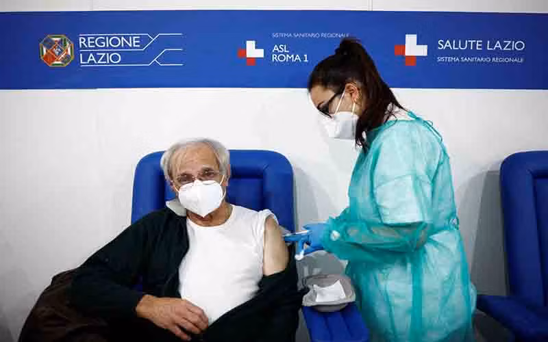 Cụ ông được tiêm vaccine của Moderna tại Rome, Italy, ngày 5/1. (Ảnh: Reuters)
