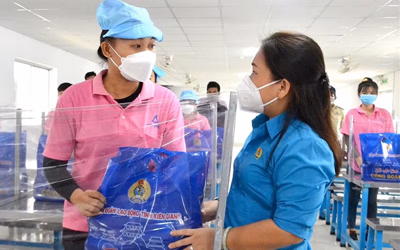 Chủ tịch Liên đoàn Lao động tỉnh Kiên Giang trao quà cho công đoàn viên là công nhân làm việc tại khu công nghiệp Thạnh Lộc, xã Thạnh Lộc, huyện Châu Thành (Kiên Giang). (Ảnh: Liên đoàn Lao động cung cấp)