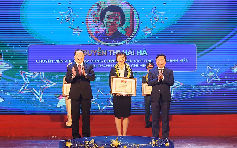 Các đồng chí Trần Thanh Mẫn, Nguyễn Anh Tuấn trao danh hiệu “Cán bộ, công chức, viên chức trẻ giỏi” năm 2021 tặng các cá nhân tiêu biểu, xuất sắc.