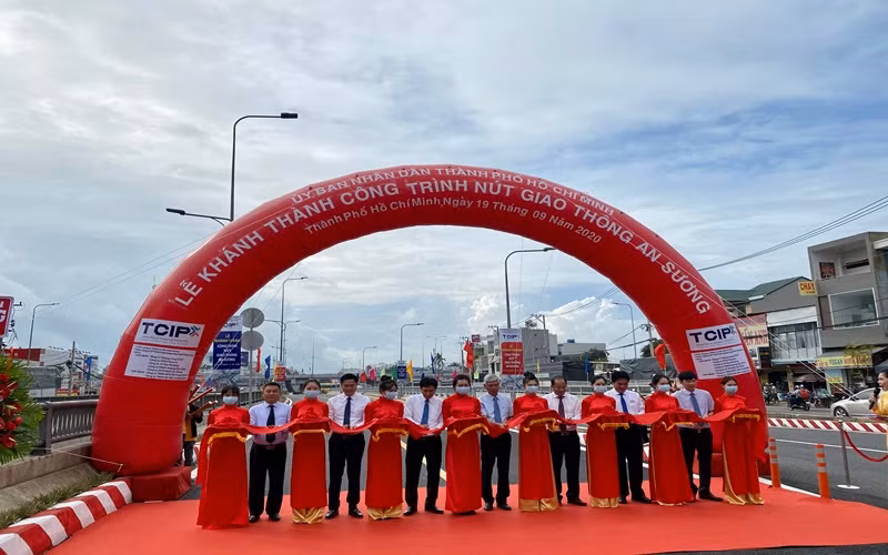 Lãnh đạo UBND TP Hồ Chí Minh và các sở, ngành tham dự Lễ khánh thành toàn bộ công trình nút giao thông An Sương.