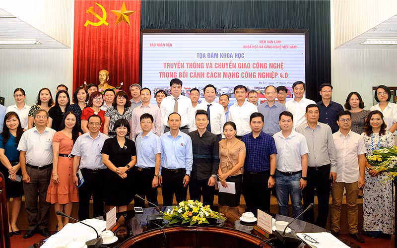 Các đại biểu dự Tọa đàm khoa học “Truyền thông và chuyển giao công nghệ trong bối cảnh cách mạng công nghiệp 4.0”. Ảnh: ĐĂNG KHOA