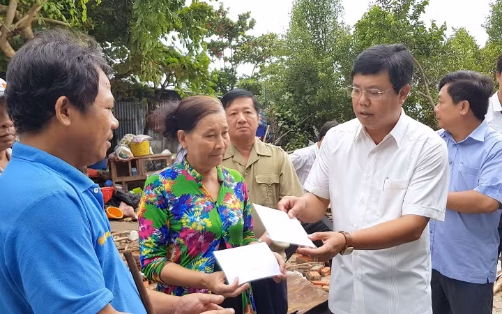 Lãnh đạo tỉnh Cà Mau thăm hỏi, trao hỗ trợ bước đầu cho các hộ dân bị ảnh hưởng do thiên tai.