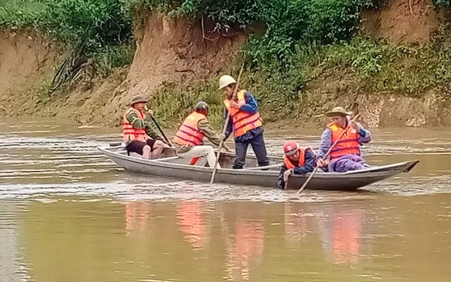 Lực lượng chức năng xã Hương Hóa (Quảng Bình) tìm kiếm thi thể nạn nhân bị lũ cuốn.