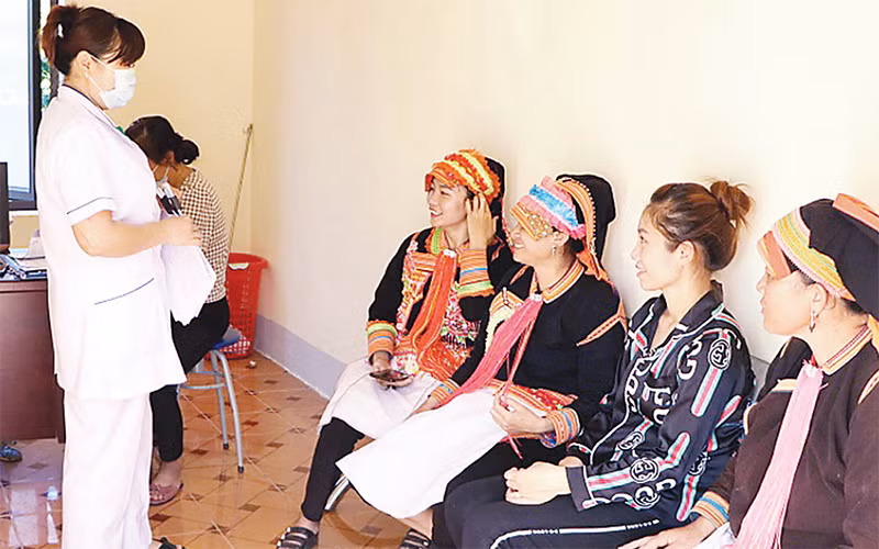 Cán bộ Trạm Y tế Ma Ly Pho, huyện Phong Thổ (Lai Châu) đón tiếp người bệnh đến khám, điều trị. Ảnh: TRẦN TUẤN