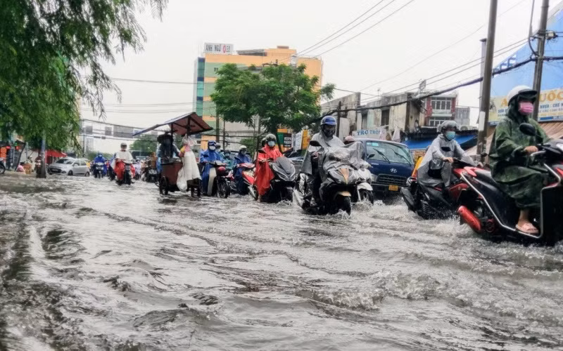 Khu vực đường Đinh Bộ Lĩnh, quận Bình Thạnh nước ngập cao sau cơn mưa, sáng 25-5.