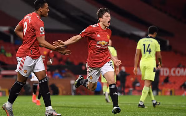 D. James (phải) ghi bàn thứ 2 cho Man United.