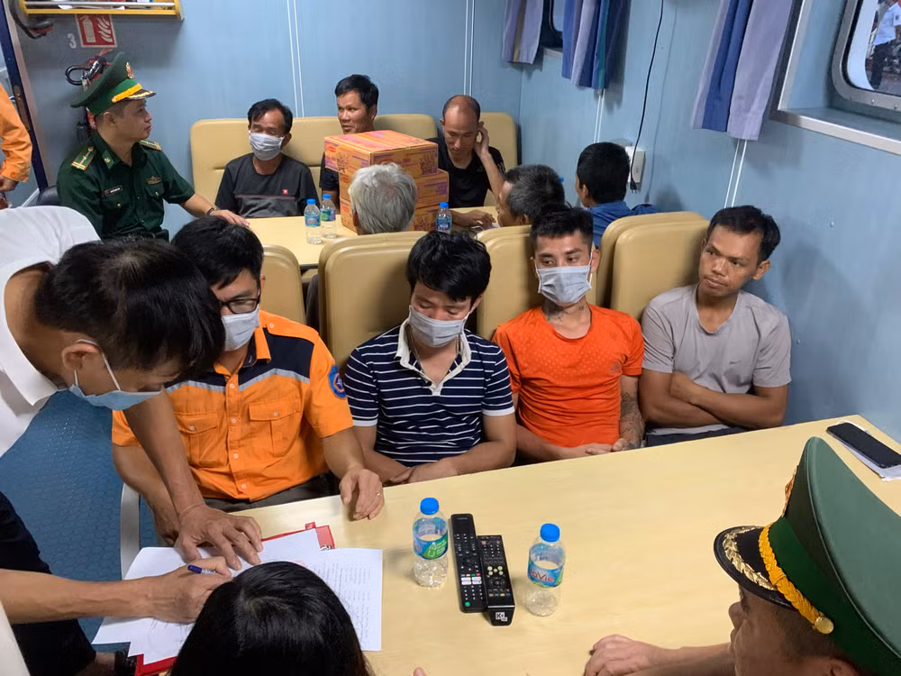 Hỗ trợ cứu nạn thuyền viên tàu bị chìm trên vùng biển Hải Phòng -0