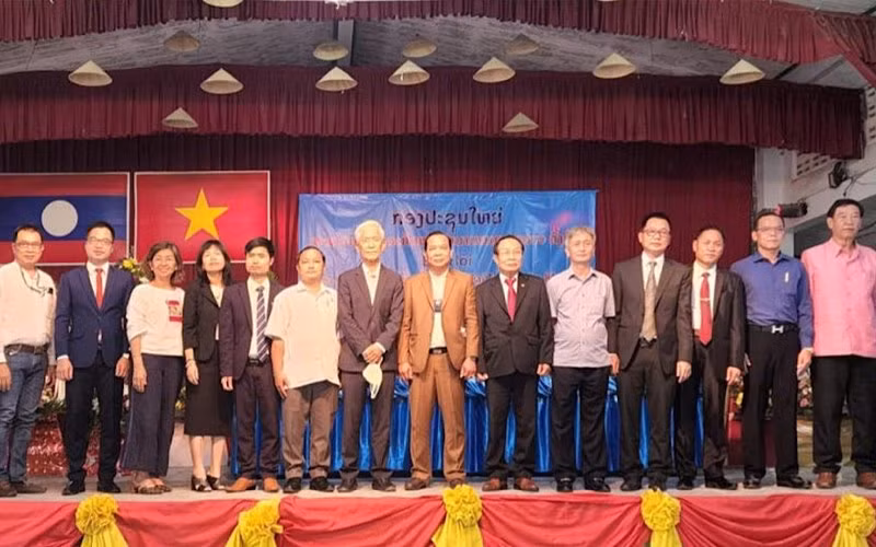 Các đại biểu tham dự cùng Ban Chấp hành Hội doanh nghiệp Việt Nam tại trung Lào. (Nguồn: Viet-Lao BACI)