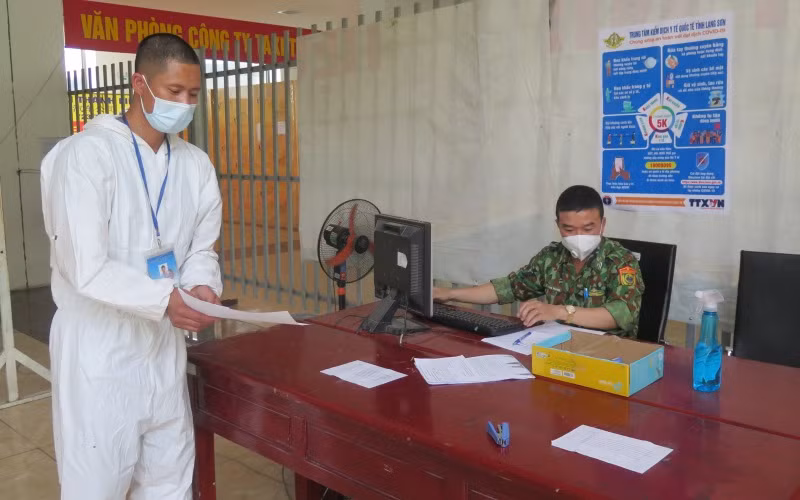 Lực lượng biên phòng cửa khẩu quốc tế Hữu Nghị kiểm tra giấy tờ khi vào khu cách ly ở khu vực cửa khẩu.