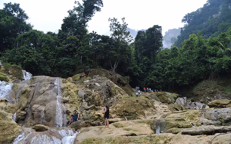 Khu vực thác Khuổi Nhi (huyện Lâm Bình) là một địa điểm du lịch thu hút du khách tại tỉnh Tuyên Quang. Ảnh: QUẾ ANH 