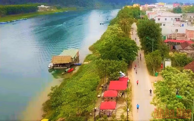 Đường chạy ven sông Son mùa này rất đẹp.