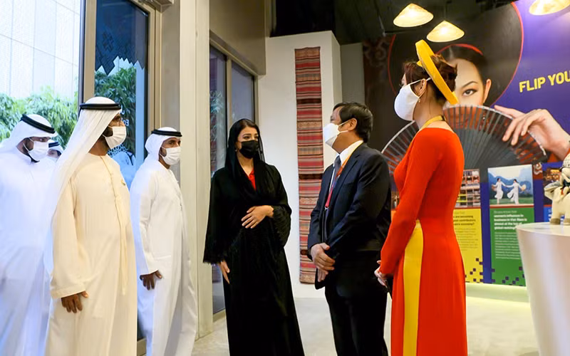 Đại sứ Việt Nam tại UAE Nguyễn Mạnh Tuấn cùng Giám đốc Nhà Triển lãm Việt Nam Phùng Thị Thanh Thủy vinh dự tiếp kiến Ngài Sheikh Mohammed bin Rashid al Maktoum, Quốc vương Dubai, Phó Tổng thống kiêm Thủ tướng UAE đến thăm Nhà Triển lãm Việt Nam nhân Ngày Quốc tế Phụ nữ. (Ảnh: EXPO 2020 Dubai)