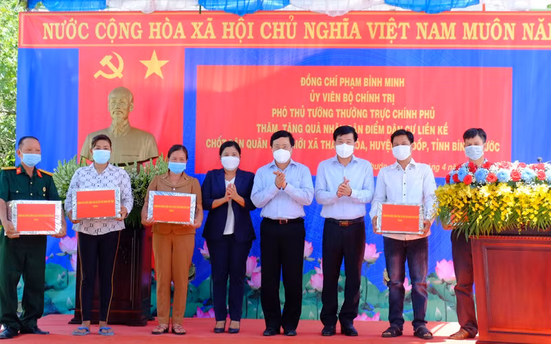 Phó Thủ tướng Thường trực Chính phủ Phạm Bình Minh thăm điểm dân cư trên tuyến biên giới Bình Phước -0
