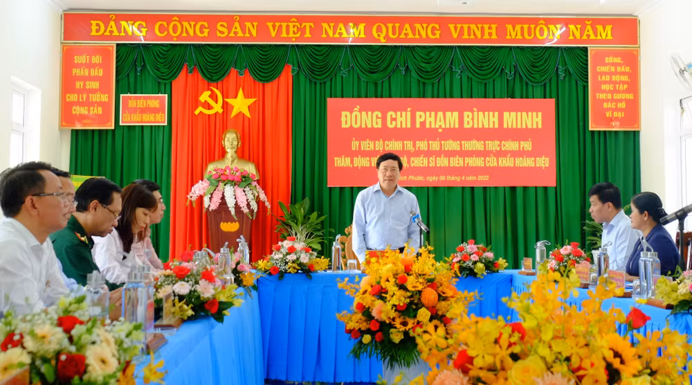 Phó Thủ tướng Thường trực Chính phủ Phạm Bình Minh phát biểu tại buổi làm việc với Đồn biên phòng Cửa khẩu Hoàng Diệu, huyện Bù Đốp.