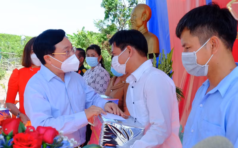Phó Thủ tướng Thường trực Chính phủ Phạm Bình Minh thăm điểm dân cư trên tuyến biên giới Bình Phước -0