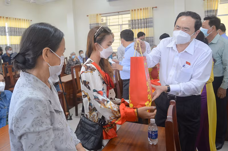 Đồng chí Trần Thanh Mẫn tặng quà cho người nghèo phường Tân An nhân dịp năm mới.