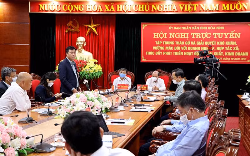 Đại diện Hội Doanh nghiệp tỉnh Hòa Bình nêu ra các khó khăn tại cuộc họp.