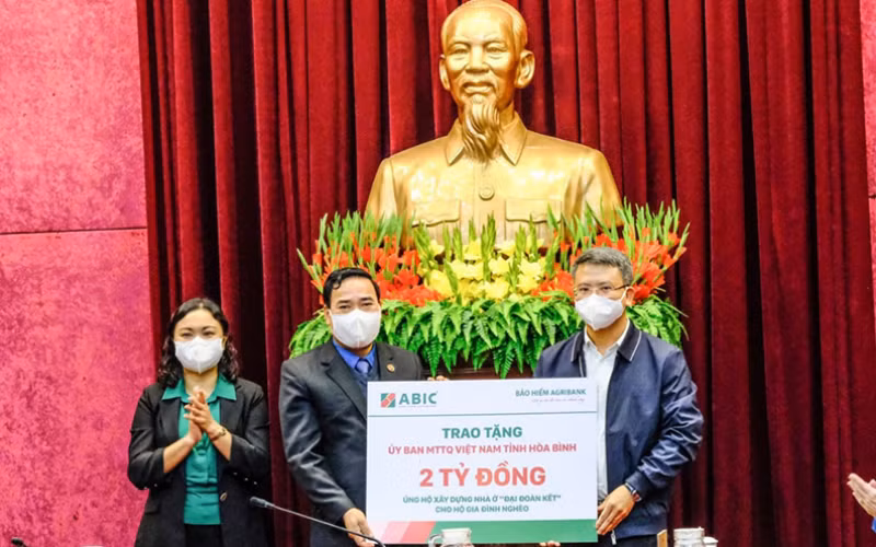 Đồng chí Nguyễn Hồng Thái - Phó Tổng Giám đốc Bảo hiểm Agribank tại lễ trao tặng.