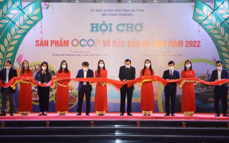 Đại diện lãnh đạo tỉnh Hà Tĩnh và các đơn vị chợ cắt băng khai mạc hội chợ.