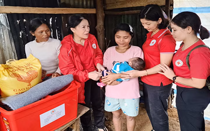 Đoàn công tác của T.Ư Hội Chữ thập đỏ Việt Nam đến thăm, động viên và hỗ trợ các nạn nhân bị thiệt hại trong trận sạt lở đất tại xã Trà Leng (huyện Nam Trà My, tỉnh Quảng Nam).