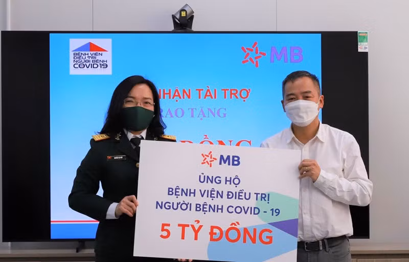 Bà Nguyễn Thị Thủy - Thành viên Hội đồng quản trị MB thay mặt MB trao tặng 5 tỷ đồng đến Bệnh viện điều trị người bệnh Covid-19.