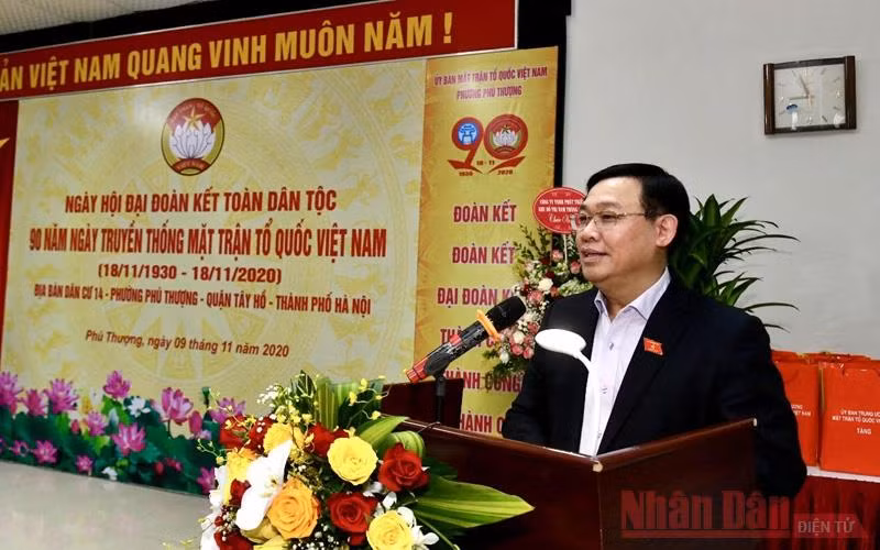 Đồng chí Vương Đình Huệ, Uỷ viên Bộ Chính trị, Bí thư Thành uỷ phát biểu tại ngày hội.