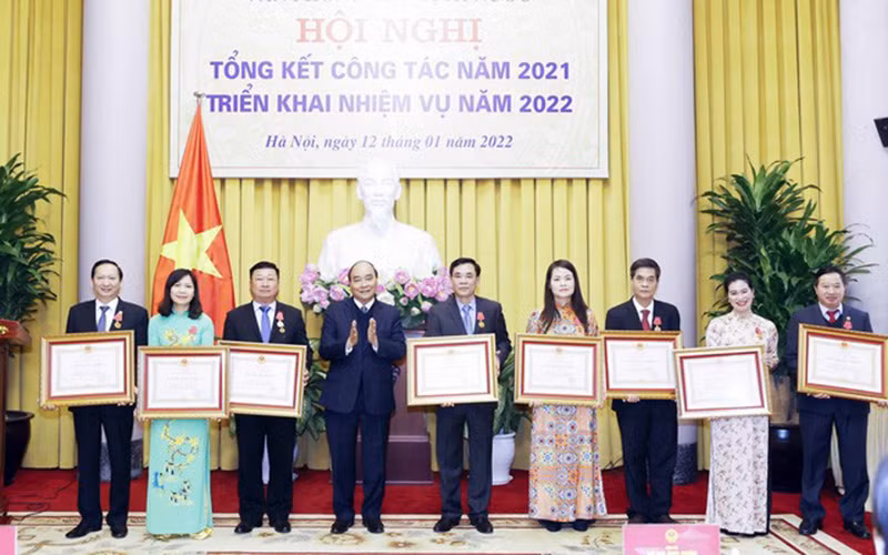 Chủ tịch nước Nguyễn Xuân Phúc trao tặng Huân chương Lao động hạng Nhất, Nhì cho các cá nhân. (Ảnh: TTXVN)