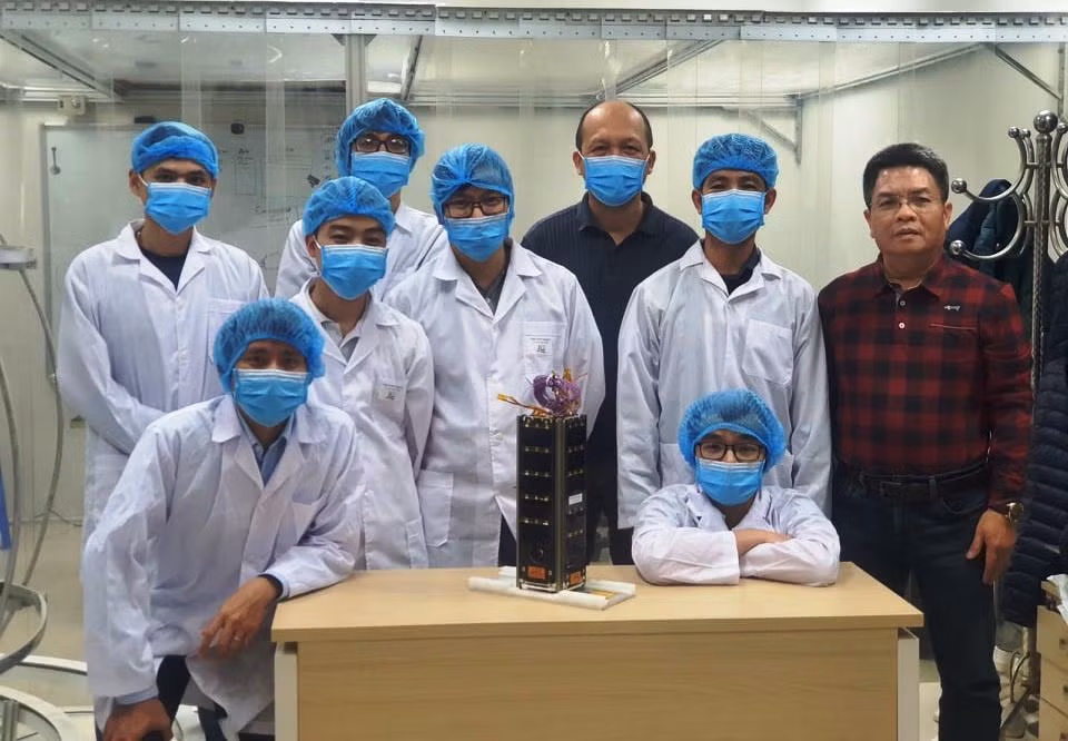 PGS, TS Phạm Anh Tuấn, Tổng Giám đốc Trung tâm Vũ trụ Việt Nam cùng các nhà khoa học phát triển vệ tinh NanoDragon.