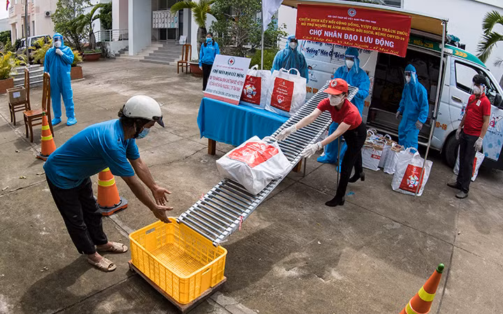 Chợ nhân đạo lưu động hỗ trợ người dân trong dịch Covid-19 (Ảnh: VNRC).