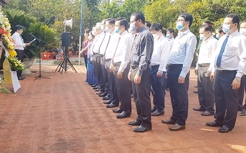 Lãnh đạo tỉnh Quảng Nam và huyện Tiên Phước dâng hương, tưởng nhớ cụ Huỳnh Thúc Kháng.
