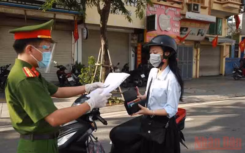 Lực lượng chức năng của thành phố sẽ tăng cường kiểm tra việc sử dụng giấy đi đường.