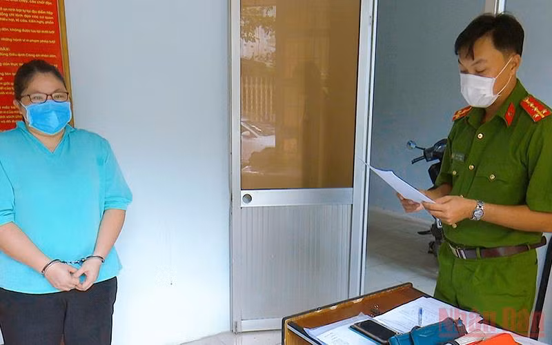 Tống đạt quyết định khởi tố vụ án, khởi tố bị can và lệnh bắt bị can để tạm giam với Nguyễn Phương Thanh.